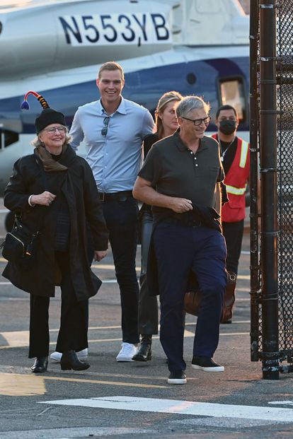 Bill Gates, acompañado de sus familiares en un helipuerto a la llegada para la boda de su hija en Nueva York

