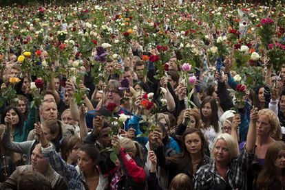 Miles de personas homenajearon con rosas a los muertos en la matanza de Oslo y la isla de Utoya en el Ayuntamiento de la capital noruega en 2019.