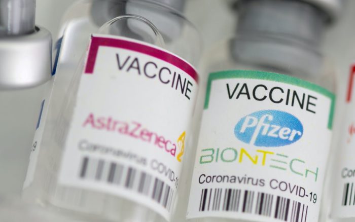 Vacuna de AstraZeneca muestra mejores resultados al combinarse con dosis de Pfizer o Moderna