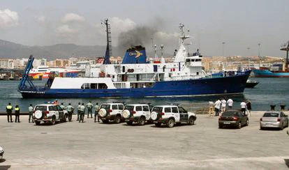 Miembros de la Guardia Civil española vigilan el buque oceanográfico "Ocean Alert", de la empresa cazatesoros estadounidense Odyssey, interceptado al sur de Punta Europa, junto al Peñón de Gibraltar, en 2007.