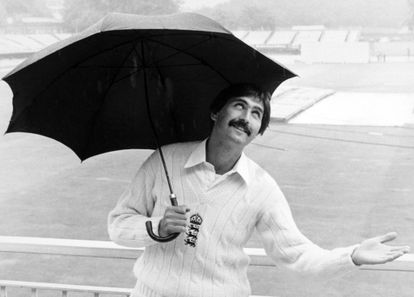 El jugador de críquet Graham Gooch, en el campo durante un día lluvioso de 1978.