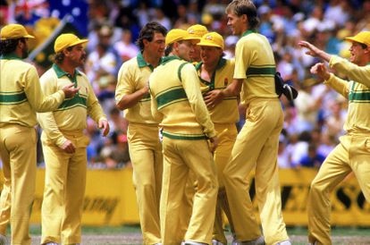 La selección australiana de críquet durante un partido en 1986.