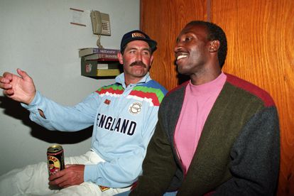 El jugador de críquet Graham Gooch y el atleta Linford Christie comparten una cerveza en 1992.