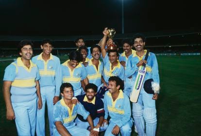 Los miembros de la selección de críquet de la India celebran su victoria sobre Pakistán en la final del Campeonato Mundial de Críquet en 1985.