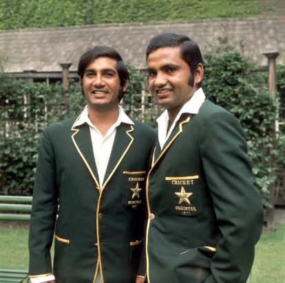 Los jugadores de críquet Sadiq Mohammad y Mushtaq Mohammad, de la selección de Pakistán, fotografiados en 1971.