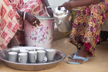 Astou Faye y Aminta Diop preparan y sirven el café mientras llegan los asistentes.