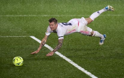 Toni Kroos en un lance del Madrid-Barça de la temporada pasada marcado por la lluvia.