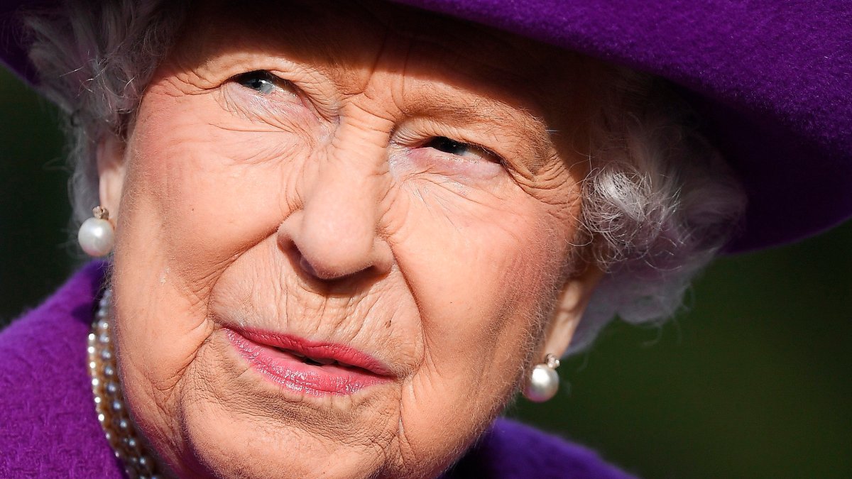 La reina Isabel II pasa una noche en el hospital tras cancelar viaje por recomendación médica
