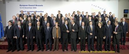 Foto de grupo de los participantes en el consejo europeo del 15 y 16 de diciembre de 2005, el primero de Merkel. De los participantes, solo ella y Josep Borrell siguen en primera línea política. 