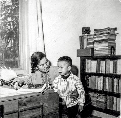 Ai Weiwei con su madre, Gao Ying, en Shihezi, en la provincia de Xinjiang en 1962.