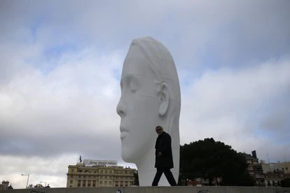 Jaume Plensa camina sobre el pedestal de la Plaza de Colón en el que se ha instalado 'Julia' en 2018.