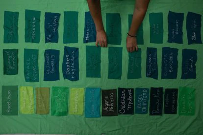 Judith Bront, voluntaria de Prepara Familia, ordena los nombres bordados en tela de los niños fallecidos esperando transplantes.