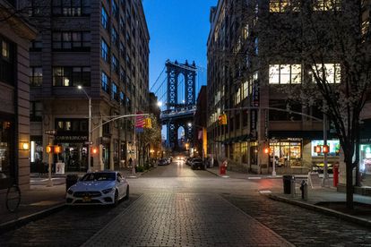 Vista nocturna del barrio Dumbo, ubicado en Brooklyn, con vistas al puente de Manhattan.