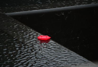 Un paraguas rojo en el memorial de Nueva York por las víctimas del 11 de septiembre.