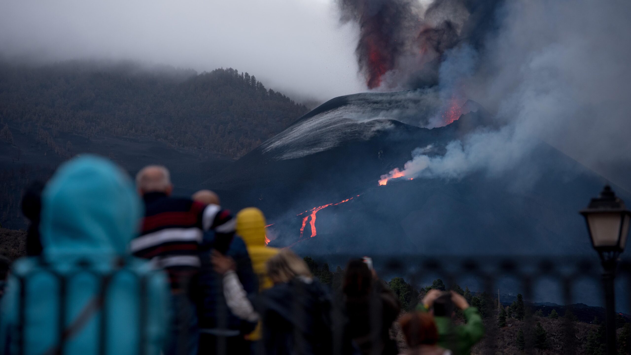 Isla española de La Palma registra 79 terremotos en una sola noche; volcán sigue en erupción