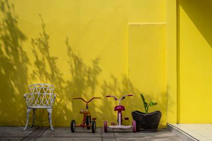 Triciclos para niños en el patio del albergue de Vifac en Satélite.