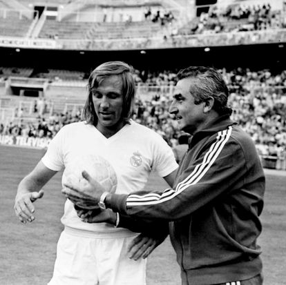 El técnico del Real Madrid Miguel Muñoz junto al futbolista alemán Gunter Netzer en 1973.