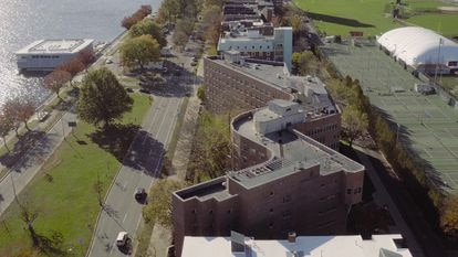Vista aérea de la residencia de estudiantes Baker House, situada en el M.I.T. (Cambridge, Massachusetts).
