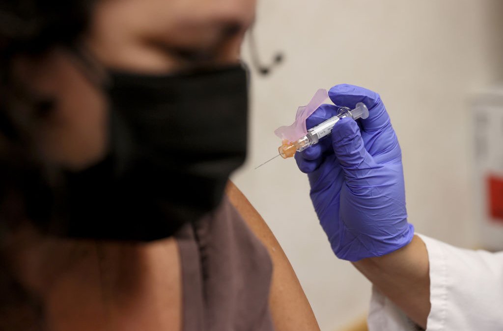 Los CDC recomiendan que la población se vacune contra la influenza y el COVID-19