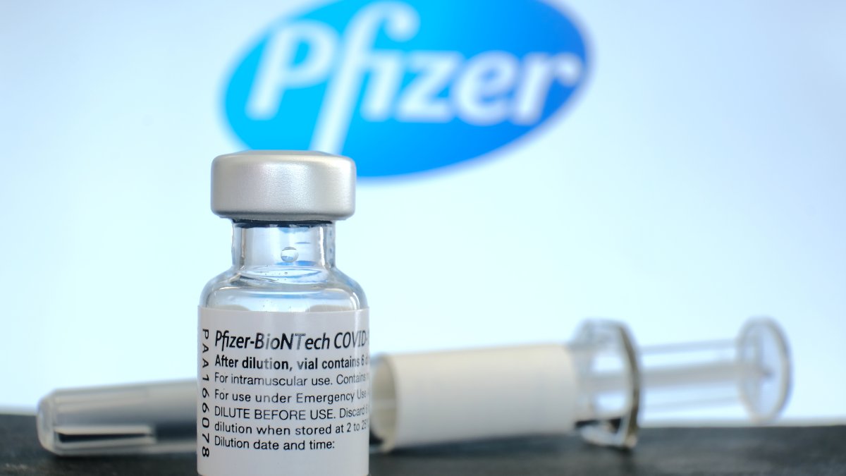 “Pusieron en riesgo a mi hijo”: clínica reconoce error en mezcla de la vacuna de Pfizer