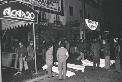 Labores de rescate de las víctimas del incendio de la discoteca Alcalá 20 la madrugada del 17 de diciembre de 1983.