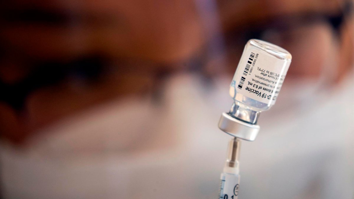 Pfizer asegura que el refuerzo de su vacuna contra el COVID-19 es ”seguro y tolerable”
