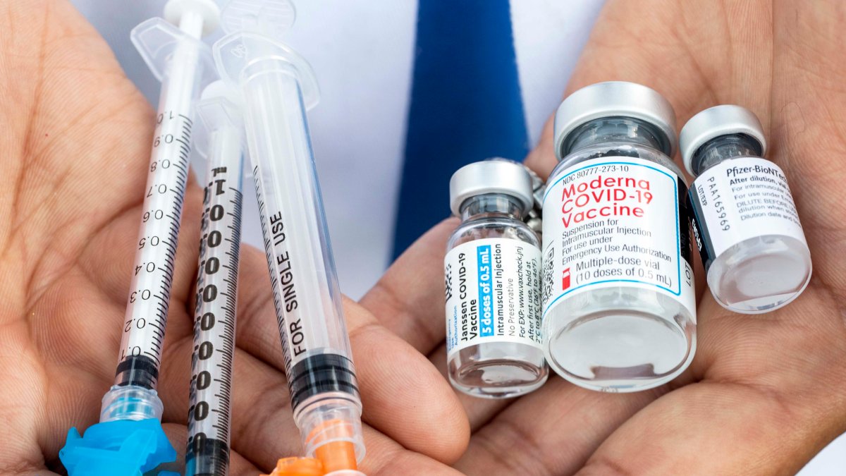 Eficacia de las vacunas podría disminuir debido a que ómicron luce más infecciosa que delta, según Pfizer y Moderna