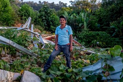 Antonio Enamorado, emocionado entre las sobras que dejaron los huracanes de su vivienda.
