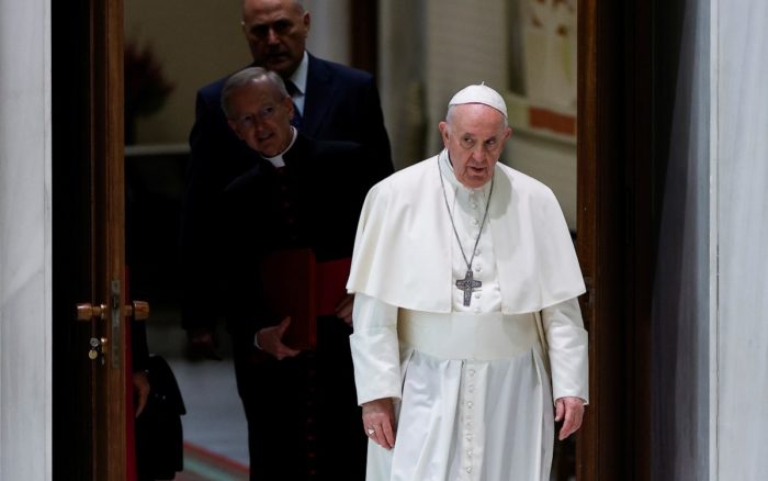 Papa visitará Canadá para ayudar a reconciliación tras escándalo en escuelas indígenas