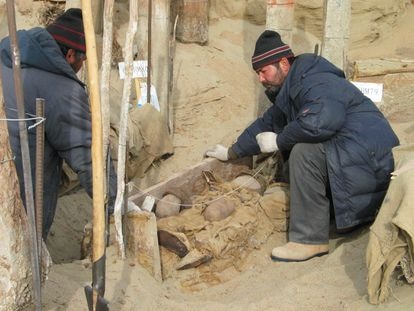 Excavación de una tumba en el cementerio de Xiaohe, en el desierto de Taklamakán (China).