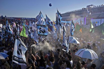 Militantes kirchneristas durante el mitin por el undécimo aniversario de la muerte del presidente Néstor Kirchner