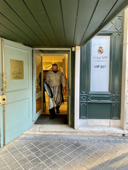 Entrada de la zona VIP del estadio Bernabéu que se ha trasladado al restaurante José Luis.