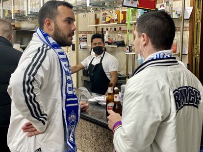 Roldán Cardoso, encargado del bar Orsay, durante la previa del Real Madrid-CA Osasuna de este miércoles. 