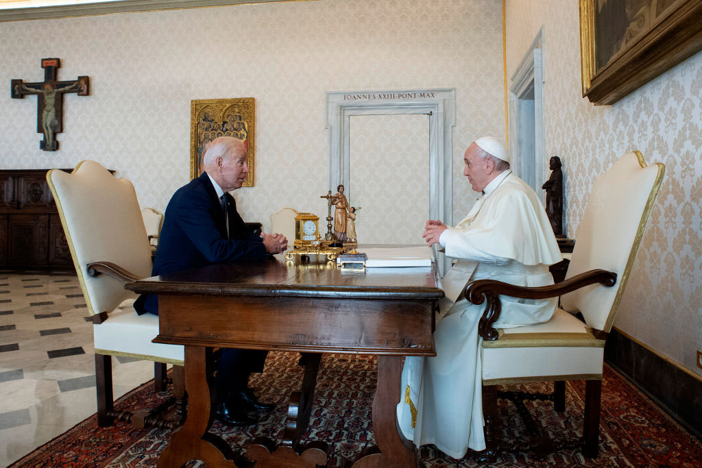 Biden y el papa Francisco hablan sobre cambio climático, la pandemia y refugiados