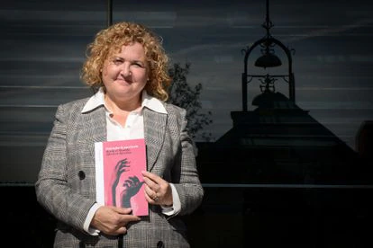 Montse Ginés sostiene el libro ‘Entender la psoriasis desde el Modelo Afectivo Efectivo’ en La Casa Encendida (Madrid).