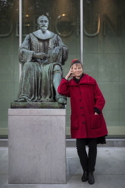 Marjan Minnesma, fotografiada ante el Tribunal Supremo de La Haya.