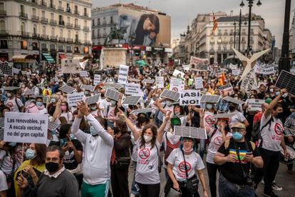 Los manifestantes de la marcha "Renovables sí, pero no así", este sábado en la Puerta del Sol de Madrid.