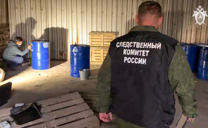 Autoridades policiales rusas en una nave clandestina donde se encontraron bidones de alcohol contaminado en la ciudad de Orsk.