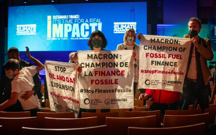 Activistas irrumpen en reunión sobre financiamiento climático de París antes de la COP26