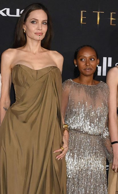 Angelina Jolie y su hija Zahara en un estreno en Los Ángeles, en octubre de 2021.
