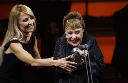 Gemma Cuervo recibe de su hija Cayetana Guillén Cuervo el premio Max de Honor. 