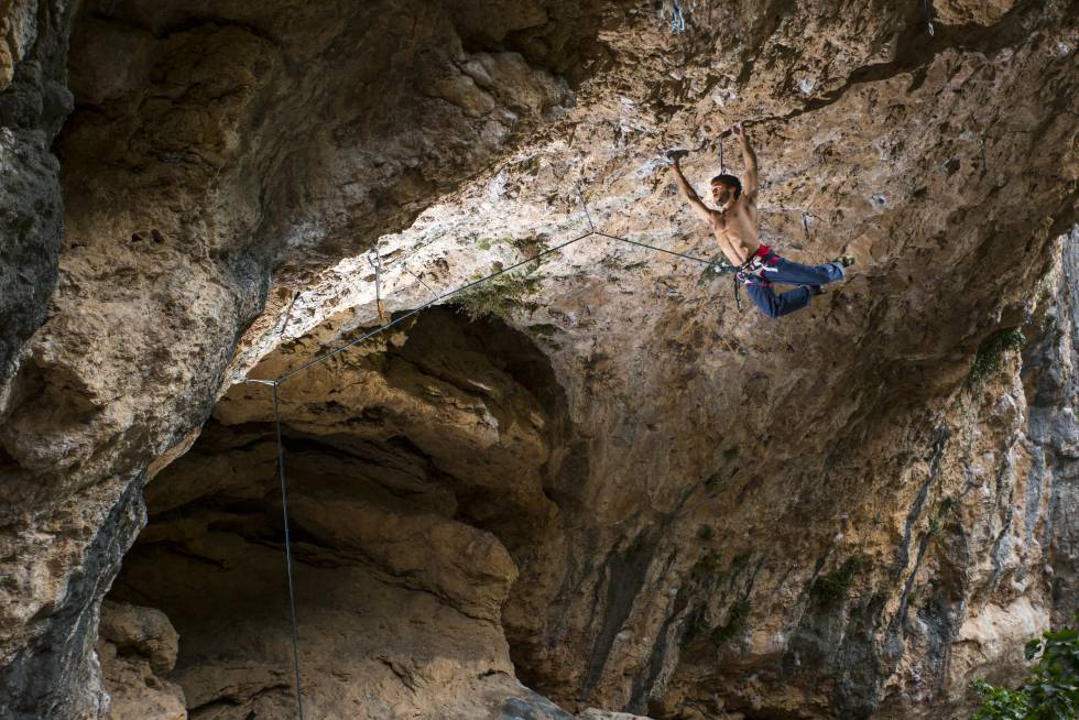 un escalador en una cueva de Montanejos (Castellón).