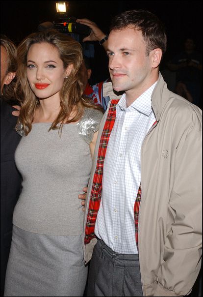 La actriz Angelina Jolie y su exmarido Jonny Lee Miller en el estreno de la película 'Peace One Day' en 2005.