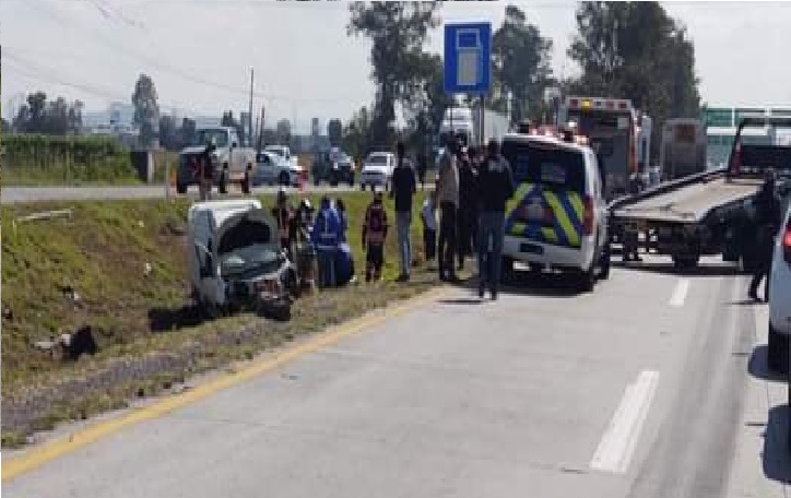 Aparatoso choque entre dos autos en Autopista México- Querétaro, sobre El Colorado, hay una mujer herida