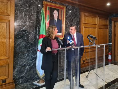 La vicepresidenta Teresa Ribera, junto al ministro argelino de Energía y Minas, Mohamed Arkab, este miércoles en Argel.