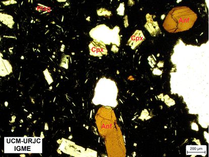 La imagen, tomada con un microscopio petrográfico, muestra la composición de la  lava que devoró la iglesia de Todoque. Sobre impresionados están los minerales más abundantes: plagioclasas, clinopiroxeno y anfiboles.