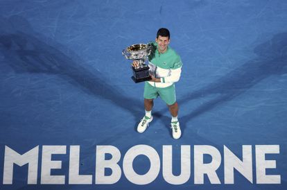 Djokovic posa con el trofeo de campeón de la última edición del Open de Australia.