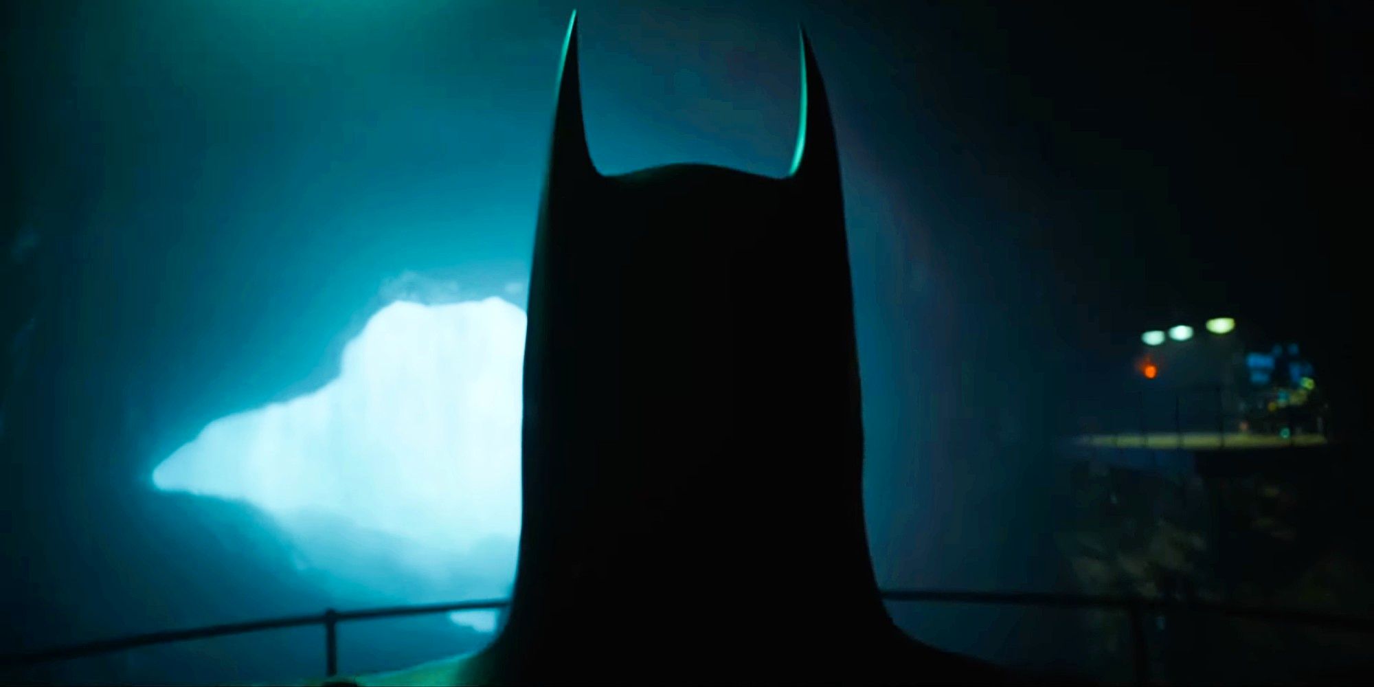 Batman de Michael Keaton regresa a la batcueva en la imagen de la película Flash