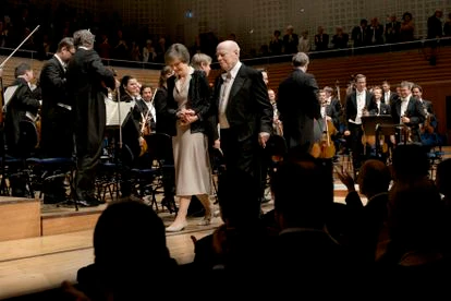 Bernard Haitink se retira del escenario ayudado por su mujer, Patricia, tras dirigir el último concierto de su carrera.