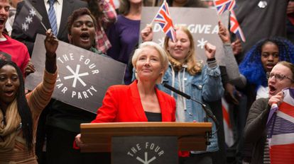 Un fotograma de la serie británica 'Years and years', con Emma Thompson.